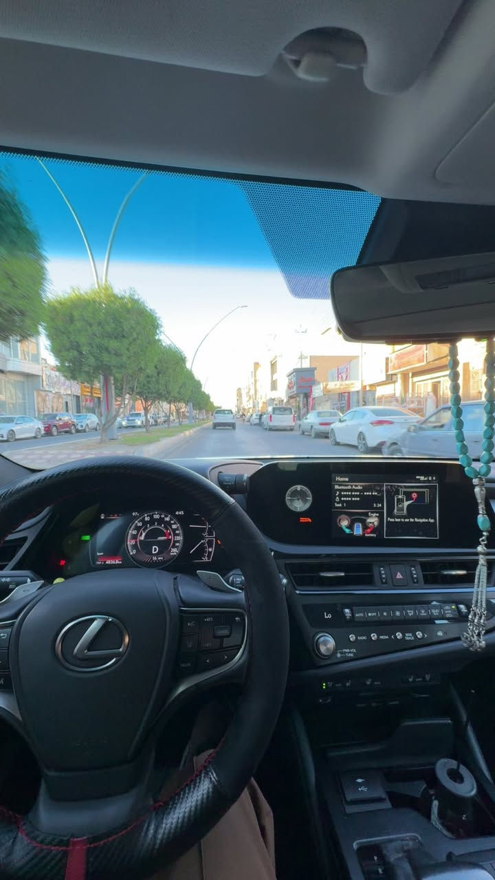 Es300 موديل ٢٠٢٢ ماشيه ٥٨ الف حادثها جاملغ خلفي وكلير الصندوق السعر ٢٧٥ وبيها مجال كلش بسيط رقم تلفون ***********
