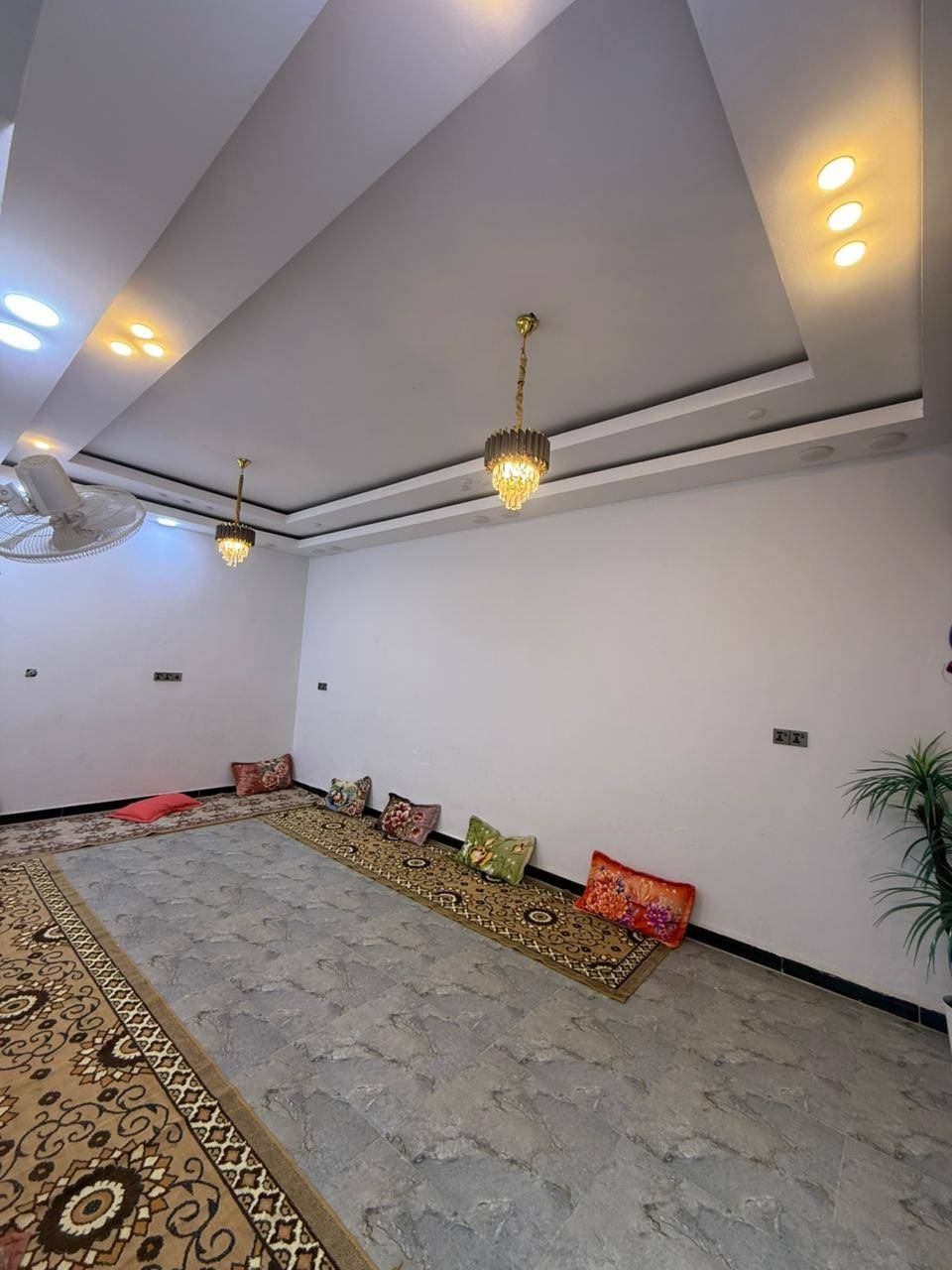 البيت خلف المعهد التقني الشارع مقابيل شارع الإمام علي البيت ركن زراعي مساحته 150 الوجه10 النزال 15 السعر 140 وبيه مجال***********
