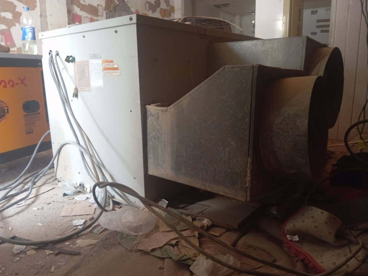 مكلف بالنشر هذا رقم راعيه *********** المكيف من نوع Carrier ومصنّع في السعودية بواسطة شركة Saudi Airconditioning Mfg. Co. Ltd.

تفاصيل السبلت المركزي

* الموديل: 50EES060-913ZP
* الجهد الكهربائي: 400 فولت – ثلاثي الطور (3 فاز)
* التردد: 50 هرتز
* نوع التشغيل: سبلت مركزي / باكيج
* غاز التبريد: حوالي 8.15 باوند (3.7 كغم)
* الكمبروسر:
    * RLA = 9.0 أمبير
    * LRA = 79 أمبير

السعة بالطن

رقم الموديل يحتوي على 060، وهذا غالباً يعني:

60000\ \text{BTU/hr} \div 12000 = 5\ \text{tons}

إذن سعة المكيف هي:

5 طن تبريد

أي ما يعادل تقريباً:

* 60,000 BTU/hr
* حوالي 17.5 كيلوواط تبريد

وهذه السعة مناسبة عادةً لقاعة أو شقة كبيرة أو محل متوسط إلى كبير حسب العزل والارتفاع. سعره 25 ورقة وبية مجال قليل مكانه البصرة خور الزبير
