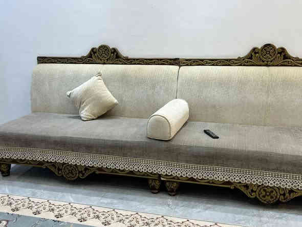 ديوان كويتي نضيف نضافة %90 ما صار شهرين اشترينا رايدي ب 808 بي مجال للمشتري العنوان البصزة. لا يوجد توصيل يس خريبط ***********
