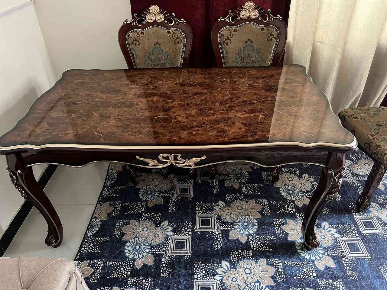 السلام عليكم ميز طعام 6كراسي نظافه 99 اشتريته ب 900معروض ب600 بغداد حي البتول***********وتساب
