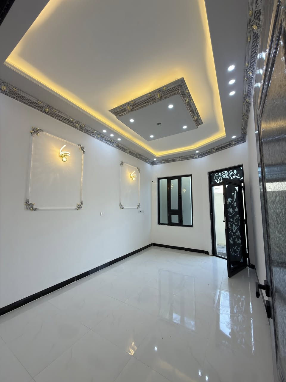 دور تونات زيرو قيد الانشاء عدد 3 شهر وتكمل
الديوم منطقة التصنيع خلف علوة الاسماك مباشر
شارع20م وقريب جداً من شارع 60
الدور نفس تصميم البصور بضبط
مساحة كل دار 100 متر واجهة 7 الا ربع نزال 15 ركن
عدد 3
يتكون كل دار من 
ثلاث غرف نوم 🛌 
واستقبال ومطبخ وصالة وسطية
وكراج وثلاث مجاميع صحية
ارضية بورسلين هندي شغل فول
سحب مغربي ابواب داخلية تركي
شبيابيك المنيوم ابواب قاصة
نضام جزامة نضام غاز
للاستفسار الاتصال
***********
