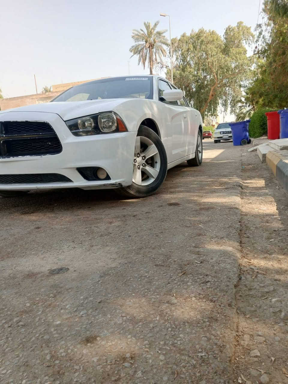 السلام عليكم 
جارجر امريكي 2014
لون ابيض صبغ عام 
تخم تاير تبريد فول 
سعر 95ورقه.  بيها مجال 
كامله هزه باقي بس دفع الكمرك 
العنوان بصره قرنه  
 ***********
