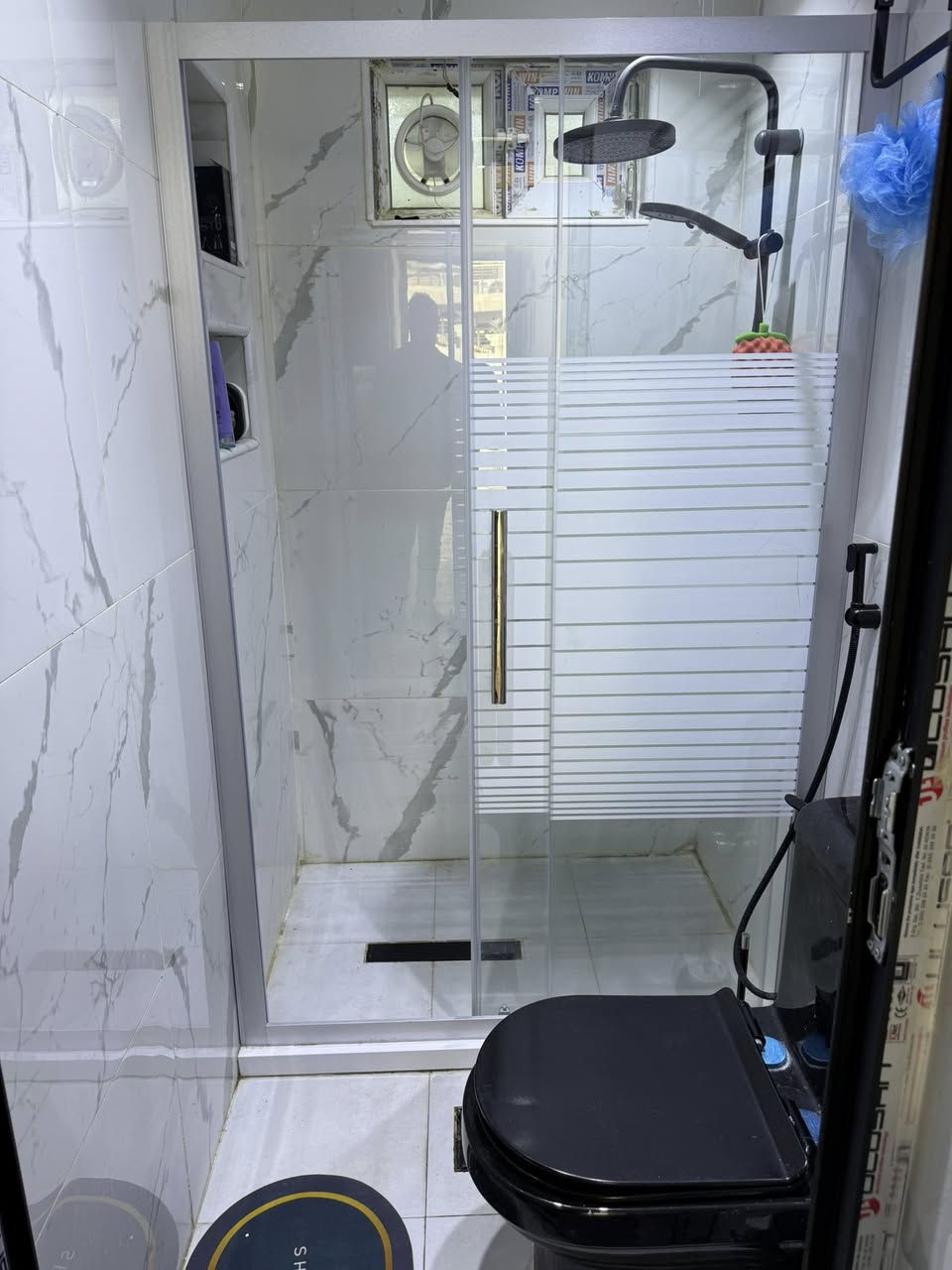 بيت 100 متر مؤثث للبيع . زراعي سند 25 إقرار محكمه . العنوان الدوره شارع الكفاءات المؤدي إلى فلكه ابو دشير بالقرب من أسواق جودي . طابق ونصف . صاله وغرفتين نوم ومطبخ داخلي ومطبخ حار وحمامين خارجي وداخلي . للاستفسار ***********
