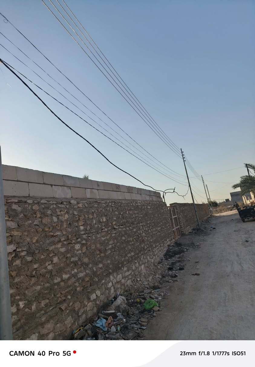 السلام عليكم قطعه ارض زراعي للبيع المظلم  ٣٠٠متر مسيجه   الواجهه ١٢×٢٥نزلت ابوراضي كامل الخدمات السعر ٣٠مليون للاتصال ***********
