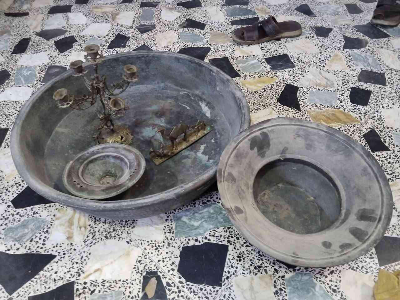 السلام عليكم اخوان طشت و سلبجه مع القبق وشمعدان و قديمات عمرهن اكثر من ١٥٠ سنه للبيع المعدن صفر رقم تليفون ***********
