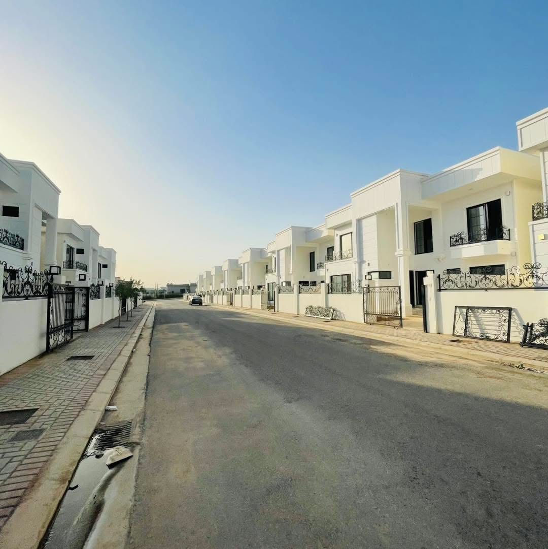 #اوليف_ستي متوفر فيلا للإيجار  في أوليف ستي
صفر ما مستخدمه
فارغ 
328 متر
٦غزف نوم
**********
0750 172 9563

***********
