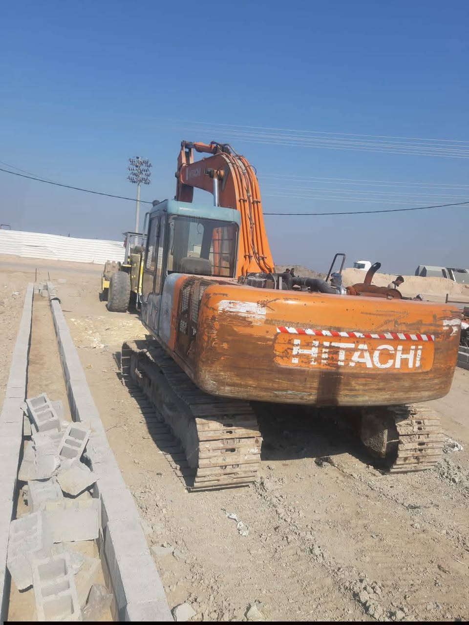 سلام عليكم حفارتين للبيع تو موديل 93 جاهزات للعمل صرف جدد رقم الهاتف ***********
