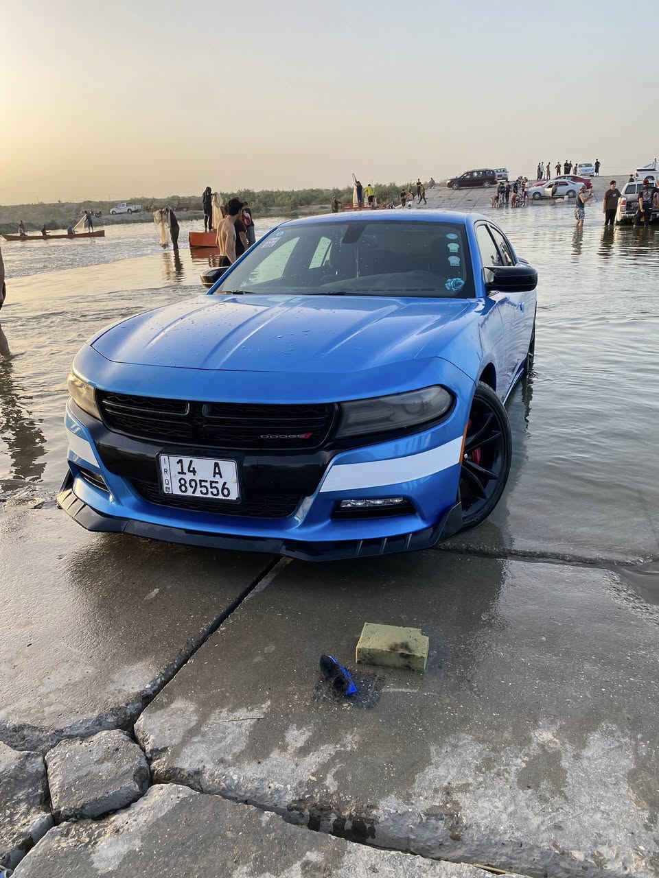 السلام عليكم جارجر 2018اصل لون مميز بحري
وارد امريكي حادثه جاملغ وبنيد وبلعراق صار بيها قطعتين تبديل باب وجاملغ نفس لون سياره جاهزه مكينه كير حداده تخم تاير  مواصفاته بلاك توب تشغيل عن بعد شاشه كبيره حساس تئدفه تبريد ثلج ❄️ رقم بصره بسمنه
السعر ب 190 وبيها مجال 

المكان بصره قضاء المدينه 📍رقمي ***********
