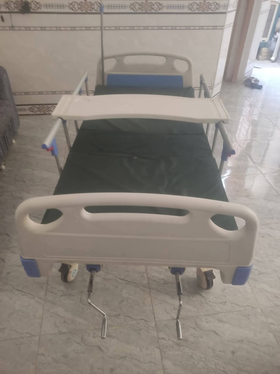 سلام عليكم سرير طبي متكامل مع ملحقاته طبلت للاكل مع دوشك السرير قابل للرفع من الجهتين اخو الجديد السعر ٣٠٠ وبي مجال *********** مكان بابل القاسم
