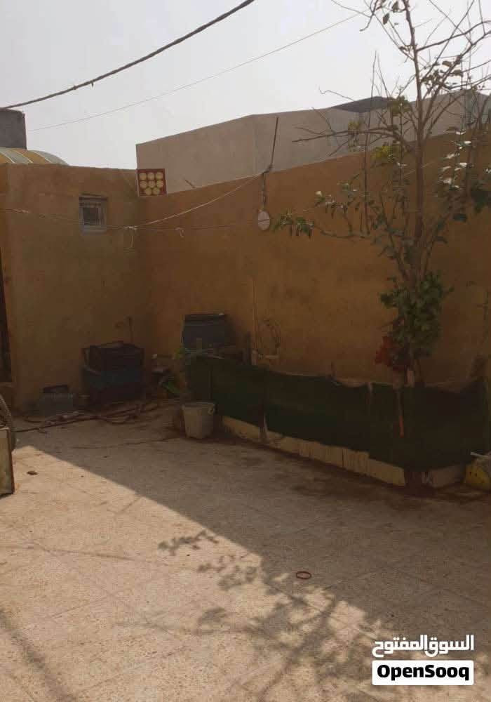 بيت طابو ملك صرف زراعي سند 25 باسم مالك البيت عراقي مساحتة 200 متر يتكون من 3 غرف نوم مساحتهم 4/5 وصاله كبيره وغرفة استقبال مساحتها 5/6 ومطبخ كبير كامل مع كاونتر تفصال خاص مع البيت وكراج يتسع لسياره وحديقه صغيره ويتكون من حمامات عدد 3 
طابق ثاني يتكون ع غرفه بمساحة 4/5 وممشه وحمام يم الغرفه
 (السعر المطلوب 150 مليون وبي مجال) 
العنوان/ ( البصرة/ المطيحه)
رقم الهاتف/ ***********
