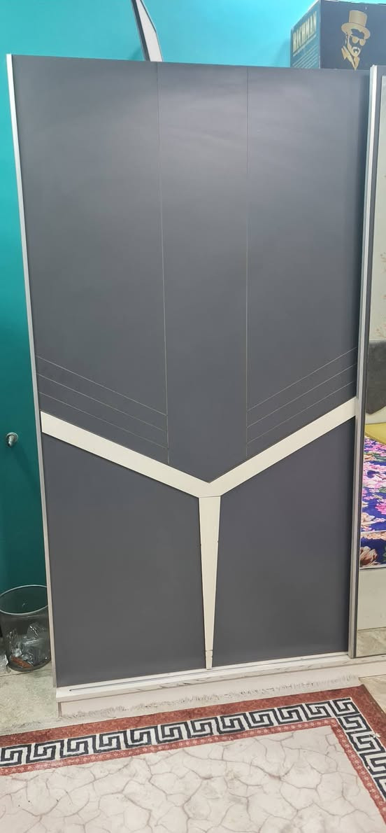 غرفة نوم سريرين  وكنتور وميز مجرات وميز صغير
١-طول السرير ٢٠٥سم / عرض ١٠٥سم / ارتفاع من دون التاج ٢٧سم /ارتفاع مع التاج ١٠٢سم 

٢-كنتور طول ٢٢٢سم / عرض ٥٩سم/ ارتفاع ٢٠٨ سم 

٣-ميز كبير مع مجرات طول ٩٥سم / عرض ٤٢سم /ارتفاع ٩٤سم

٤-ميز صغير طول٥٥.٥سم/ عرض ٤٢سم/ارتفاع ٤٠ سم

ملاحظة: زواية السرير ضاربهن زواية علمود لا يتحرك 
نظافة الغرفة  ٩٠% 🔴 
السعر :350 الف 
للتواصل والاستفسار الاتصال على الرقم :***********
العنوان بغداد الشعب
