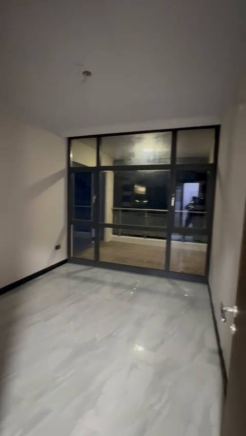 📢 شقة للبيع – بسعر تنافسي في بوابة العراق
📍 الموقع: بوابة العراق – البنايات الجديدة
📐 المساحة: 198 م²
🏢 الطابق: العاشر
🏢 رقم البناية: 26
✨ الحالة: زيرو (جديدة ولم تُسكن)
🔹 تفاصيل الشقة:
▪️ ثلاث غرف نوم مريحة
▪️ غرفة ماستر (حمام خاص)
▪️ صالة واسعة
▪️ مطبخ عملي
▪️ شقة  (تقسيم مثالي ومريح)

🌇 إطلالة جميلة ومفتوحة
🏙️ إطلالة بوليفارد على طول الشقة 

🔹 مميزات مجمع بوابة العراق السكني:
▪️ أمن وحراسة 24 ساعة
▪️ كاميرات مراقبة في جميع المناطق
▪️ شوارع واسعة وخدمات متكاملة
▪️ مساحات خضراء ومناطق ترفيهية
▪️ مواقف سيارات منظمة
▪️ مصاعد حديثة وخدمة مستمرة
▪️ موقع استراتيجي قريب من أهم مناطق بغداد
▪️ خدمات (ماء، كهرباء، صيانة) متوفرة بشكل مستمر
💰 السعر: راح يكون 34 بدل 35 
⚡  المالك مستعجل على البيع
📞 للاستفسار والتواصل: [***********]
