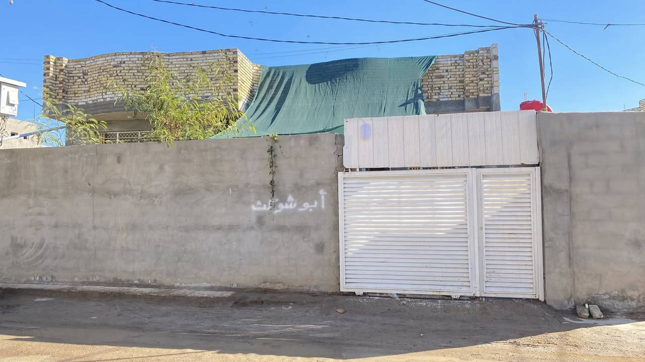 اللهم صل على محمد وال محمد 
بيت للبيع في الحله الطهمازيه شارع مخبز المصطفى المساحه ٣٠٠م يبعد عن الشارع ٤٠٠م الشارع كله تبليط يحتوي على غرفتين نوم وكليدور جبير وصاله جبيره ومطبخ وكراج سياره وحديقه  كما موضح في الصور السعر خاص 
موبايل 
***********
***********
