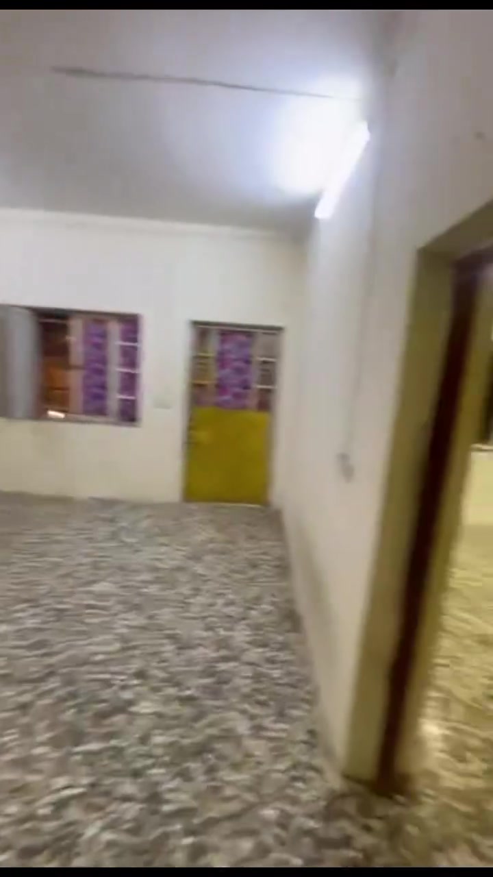 مشتمل طابق اول يحتوي على صاله و مطبخ و غرفتين نوم بناء حديث مكانه الإسكان شارع السوق ايجاره الشهري ب450 الف للإستفسار ***********
