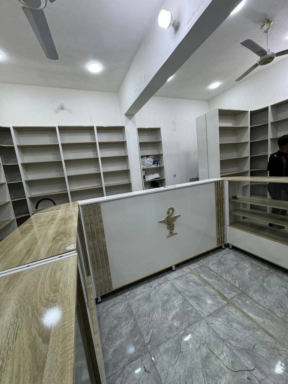 عمل باترينات ورفوف mdf حسب الطلب للتواصل على ***********
