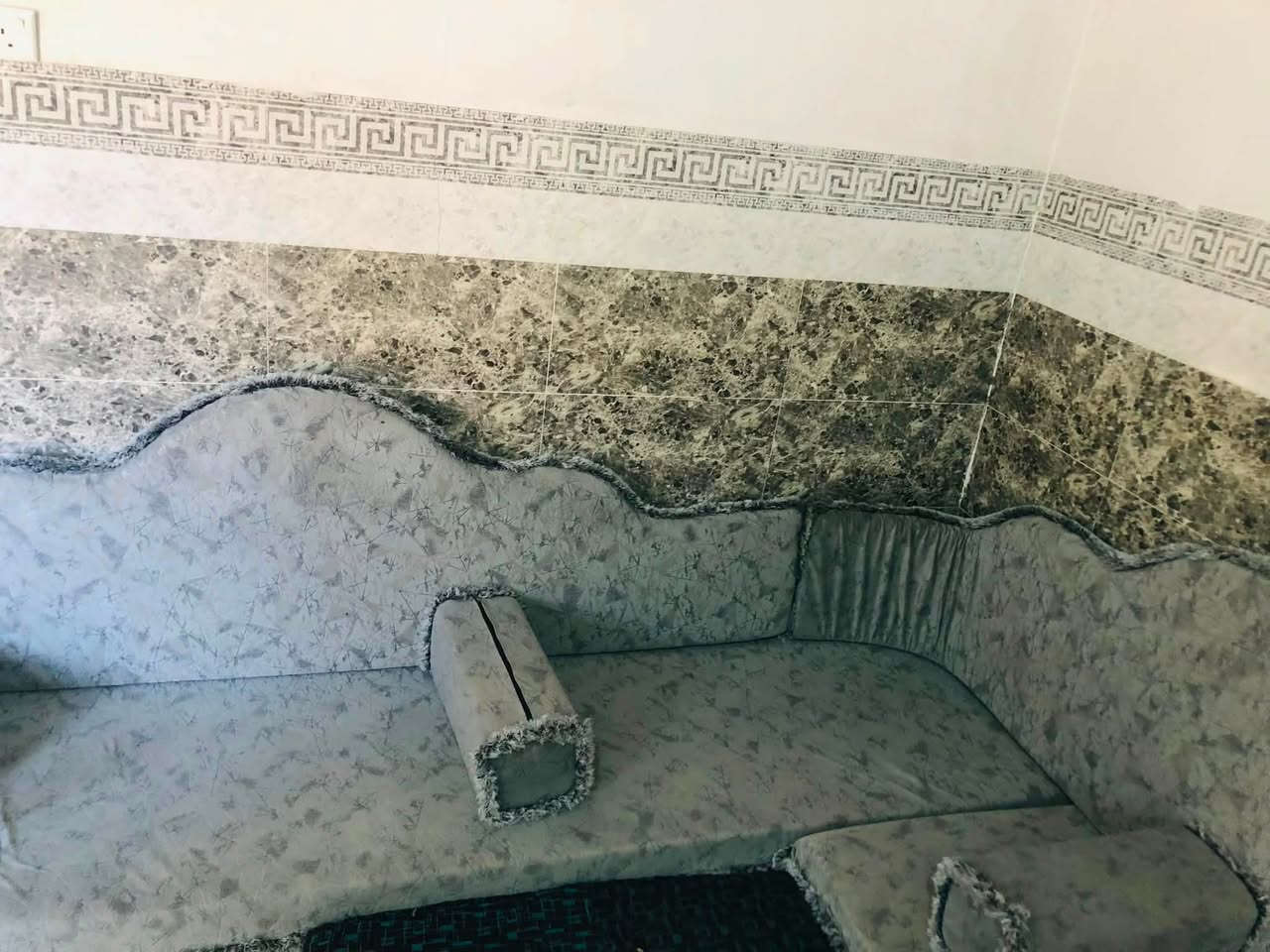 ديوان مستعمل سبع اشهر  مربع 16 متر ديوان نضيف حيل العنوان موصل جانب الايمن سعره 275 وبي مجال. رقم الهاتف
***********
❤️
