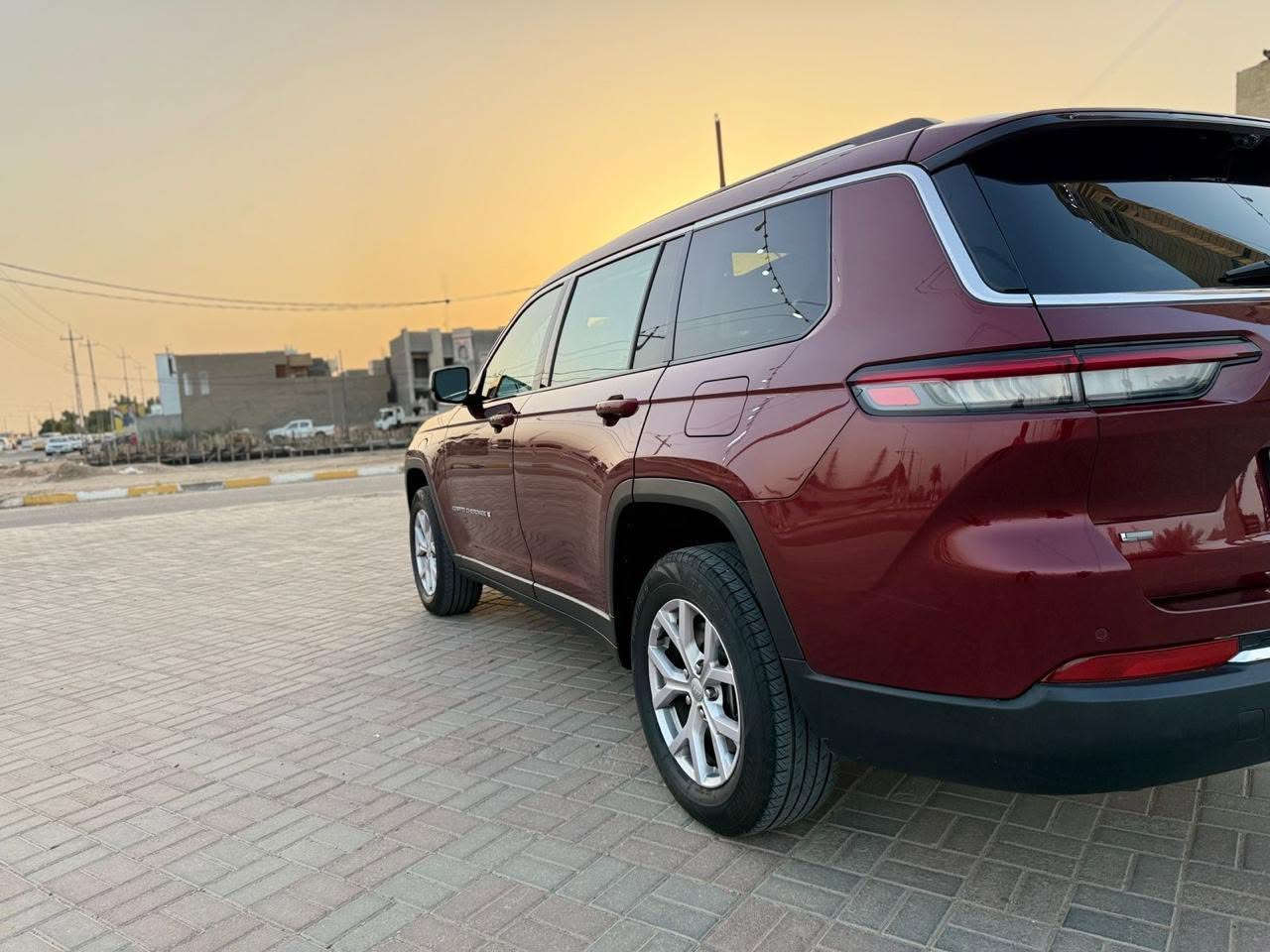 🚘 للبيع جيب جراند شيروكي L ليمتد 2022 🚘

🔹 الموديل: 2022
🔹 اللون: ماروني
🔹محرك 6 سلندر 
🔹 العداد: 74,741 ميل (حوالي 120 ألف كم)
🔹 7 ركاب (ثلاثة صفوف)
🔹 فتحة سقف بانورامية
🔹 شاشة كبيرة وكاميرا وحساسات
🔹 مقاعد جلد لون بيج بحالة ممتازة
🔹 السيارة وارد ومجهزة تجهيزاً كاملاً
وبيه بعد هواي موصفات 

✅ مكفولة من الفحص
✅ محرك وقير بحالة ممتازة
✅ استخدام نظيف

للاستفسار يرجى التواصل على الخاص أو الاتصال ( ***********)

السعر: (27 الف دولار)
