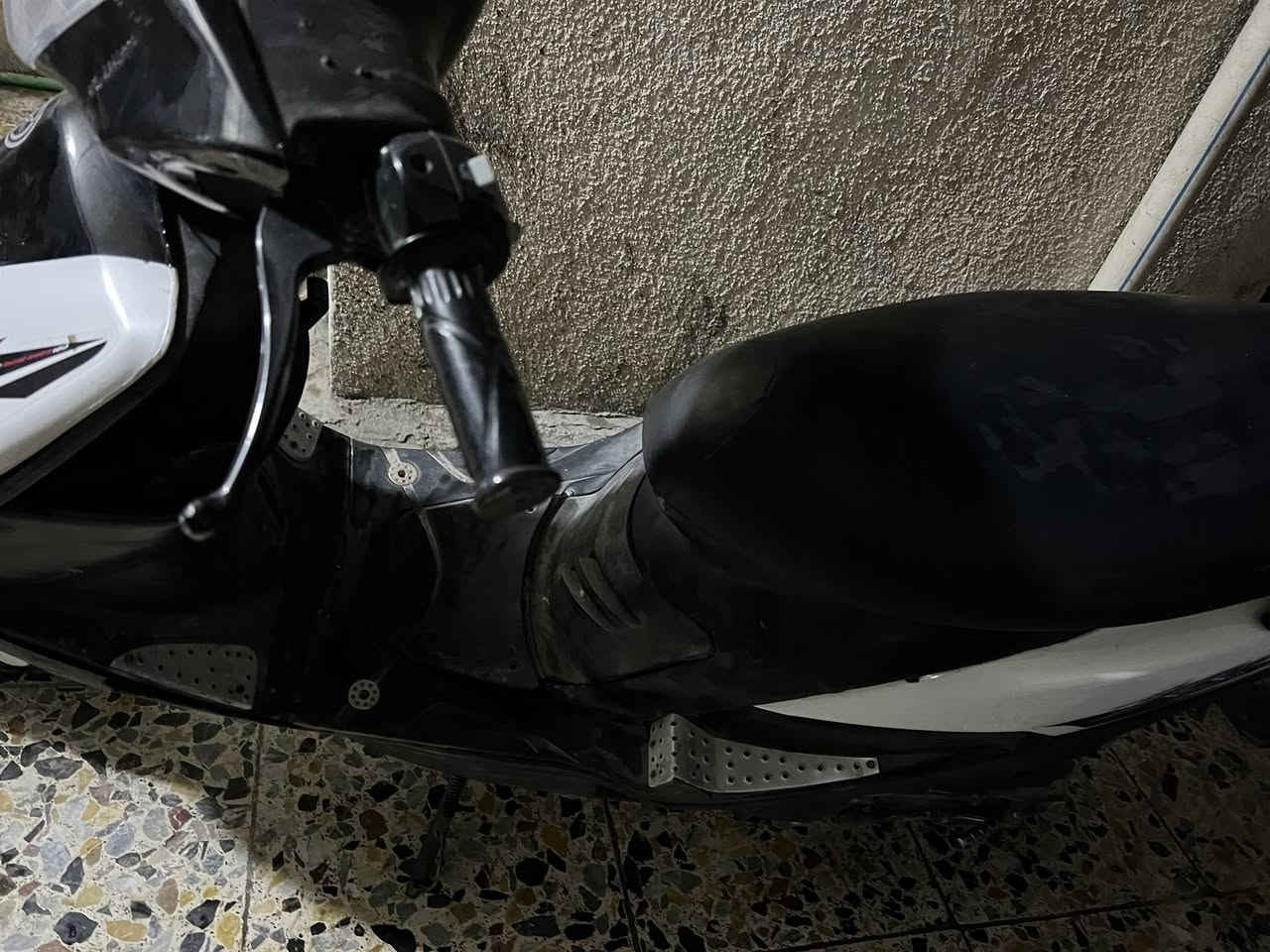 دراجه ماكس عدله للبيع دراجه بلاديه العنوان بغداد الامين الثانيه شارع الارامل ا*********** السعر 450بيهه مجال بسيط
