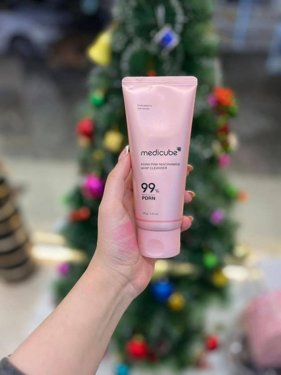 🍡غسول الوجه الرغوي المارشميلو Medicube PDRN Pink Niacinamide Whip Cleanser مصمم لتنظيف البشرة بعمق ولطف، مع توفير فوائد تجديدية وإشراقة. يوفر الغسول تنظيفًا عميقًا ولطيفًا بفضل رغوته الغنية التي تزيل الشوائب دون التسبب في جفاف البشرة. كما يحتوي على النياسيناميد للمساعدة في تفتيح وتوحيد لون البشرة وتقليل التصبغات، وعلى PDRN عالي النقاء لدعم تجدد الخلايا وتقوية حاجز البشرة. يُعد المنتج مناسبًا لجميع أنواع البشرة، بما في ذلك البشرة الحساسة.

✅ الفوائد الرئيسية:-
✔️ يبدأ المنتج بقوام هلامي لزج (يشبه المارشميلو) يلتصق بالشوائب ويزيل الأوساخ والزيوت الزائدة من المسام، ثم يتحول إلى رغوة كريمية غنية عند ملامسة الماء.
✔️ يحتوي على نسبة عالية من النياسيناميد (5% أو 20,000 جزء في المليون) المعروف بخصائصه في تفتيح البشرة، تقليل البقع الداكنة، وتوحيد لونها.
✔️ مدعم بـ PDRN (بولي ديوكسي ريبونوكليوتيد) النقي بنسبة 99% والمستخلص من الحمض النووي لسمك السلمون، والذي يساعد على دعم تجدد الخلايا وتحسين مرونة البشرة وملمسها.
✔️ يحتوي على حمض الهيالورونيك والسيراميد والبانثينول للمساعدة في الحفاظ على رطوبة البشرة وتقوية حاجزها الواقي، مما يمنع الجفاف أو الشد بعد الغسل.
✔️ تركيبته الخفيفة والمنخفضة التهيج تجعله مناسباً للبشرة الحساسة والجافة والدهنية والمعرضة لحب الشباب.
✔️ يمكن استخدامه كغسول يومي عميق أو كقناع للوجه يترك لمدة دقيقة واحدة لتعزيز التنقية والإشراق.
#الاصلي المنشأ كوريا 🇰🇷💯
السعر ١٥ الاف فقط
🚘 يوجد خدمة توصيل لجميع محافظات العراق ٤ الاف 🚘


**إذا كنت صاحب هذا الإعلان وتريد حذفه لأي سبب، رجاءا أرسل رسالة إلى الدعم الفني**