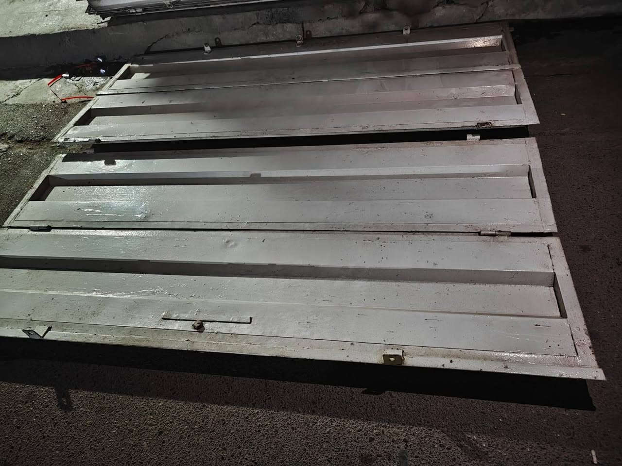 السلام عليكم كبنگ مال محلين عرض كل قطعة50 والعرض الكلي2متر والطول235تقريبا يعني عرض القطعتين 4متر ونضيف ومابي خياس وبدون جرجوبة سعرة400 عنوان شعب التجار رقم***********
