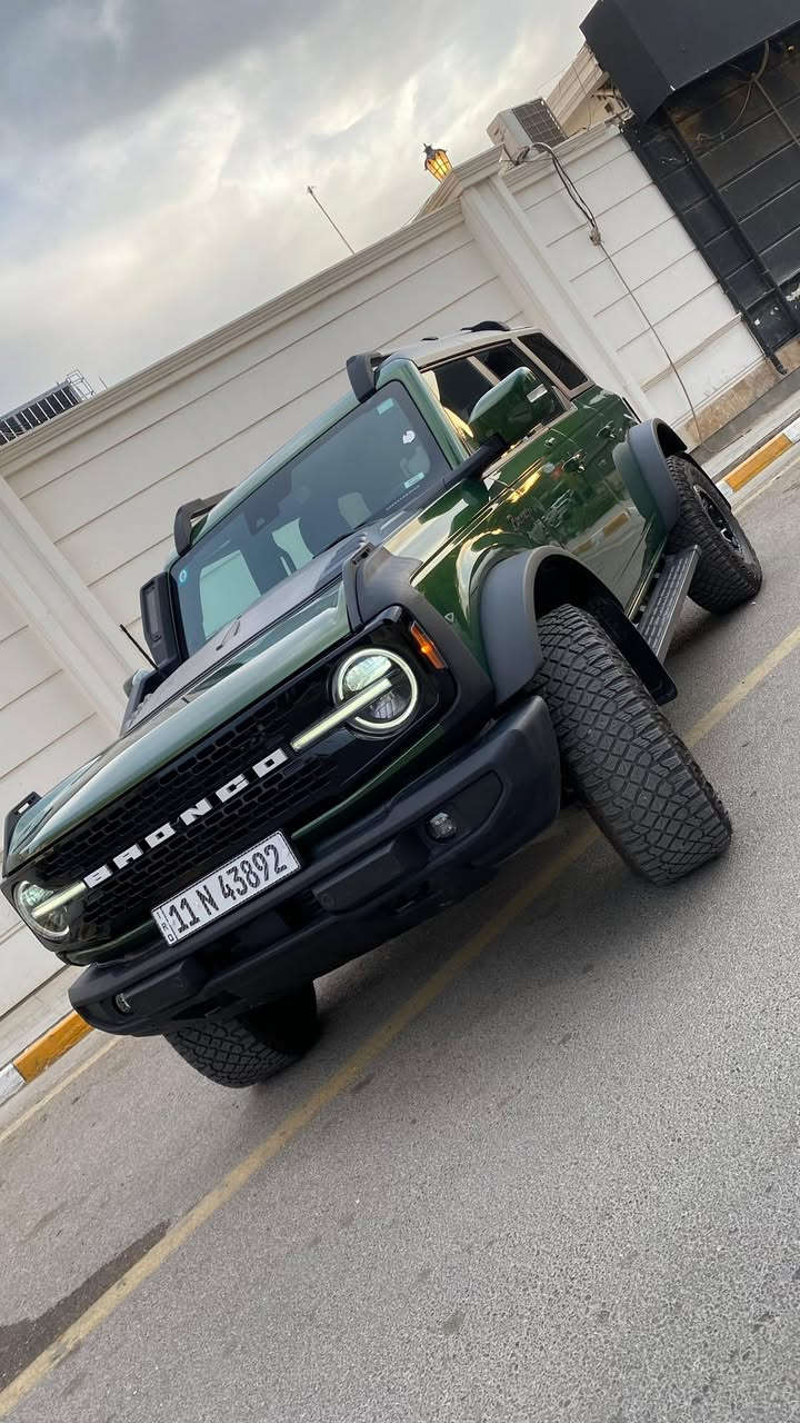 السلام عليكم للبيع فورد برونكو 2023 wildtrak

•المحرك: V6 سعة 2.7 لتر EcoBoost توربو

•ناقل الحركة: أوتوماتيك 10 سرعات

•نظام الدفع: دفع رباعي 4×4

•نظام G.O.A.T بـ 7 وضعيات قيادة (رمل – طين – صخور – رياضي وغيرها)

•قفل دفرنس أمامي وخلفي إلكتروني

•تعليق HOSS 3.0 مع ممتصات FOX

•شاشة لمس 12 إنش SYNC 4

•دعم Apple CarPlay وAndroid Auto

•نظام أمان pilot 360

•كاميرا محيطية وأنظمة مساعدة القيادة

•سقف وأبواب قابلة للإزالة 

•داخل لونين جلد 

•نظام صوت B&O مع سوبفر 

•كشنات تدفئه 

• ستيرن هيتر

بعد هواي كلش مواصفات وتعديلات على البجم الخارجي والقماره 

السياره ب اسمي استيراد وتصليح وترقيم
صور الحادث على واتس اب
مكانه السيديه او اليرموك
السعر 38000 الف دولار قابل للتفاوض 
رقمي ***********
