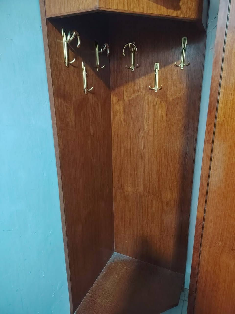 غرفة نوم خشب صاج ٦ أبواب وملحق السعر ٧٠٠ الف الفلاح الثانية قرب بانزيخانة المنهل ***********
