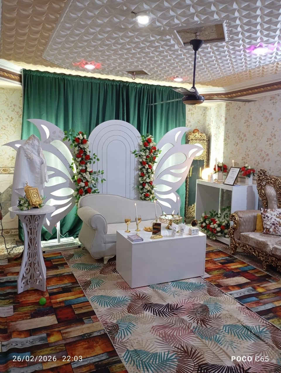 🎊 عيدكم فرح.. وعرسكم أجمل مع لمّة فرح 🎊  
مو بس كوشة.. هي لحظة عمر تنحفر بالذاكرة ✨  
كلشي جاهز كلشي مرتب وكلشي يلمع فرح 💕  
🚚 خدمة كاملة من التوصيل للنصب وإعادة الكوشة بعد المناسبة  
🎁 هدية خاصة للعرسان بمناسبة العيد من لمّة فرح.  
📞 للحجز والاتصال: ***********  
💬 واتساب متوفر لتثبيت الحجز. 
 المفاجأة بانتظاركم عند الاتصال.. لا تفوتوا الفرصة 🌸  
لمةفرح #عيدكمفرح #كوشةالعمر #كوشاتالمحاويل
