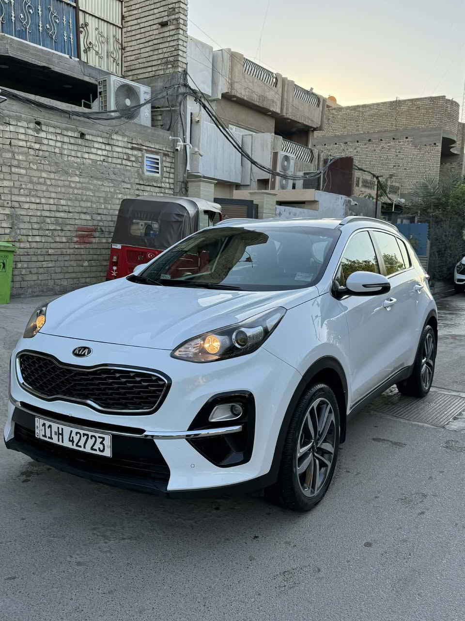 السلام عليكم
سبورتج خليجي للبيع 
رقم بغداد موديل 2020
ماشية 65 الف كيلو
محرك 2000 دوش المرغوب
السيارة مكفولة كفالة عامة
فقط بيها بارد بسيط طرف الباب الخلفي محدد  بل صور 
السيارة كلش نظيفة
المواصفات العادية
حساس أمامي
حساس خلفي
كشنات جلد ومخمل حمصي
المري شفط 
اشاير بالمري
3 أنظمة قيادة
تبريد قطعتين أمامي وخلفي
العنوان : بغداد - الكرخ 
للاستفسار
للأتصال : ‭‭0770 426 5899‬
