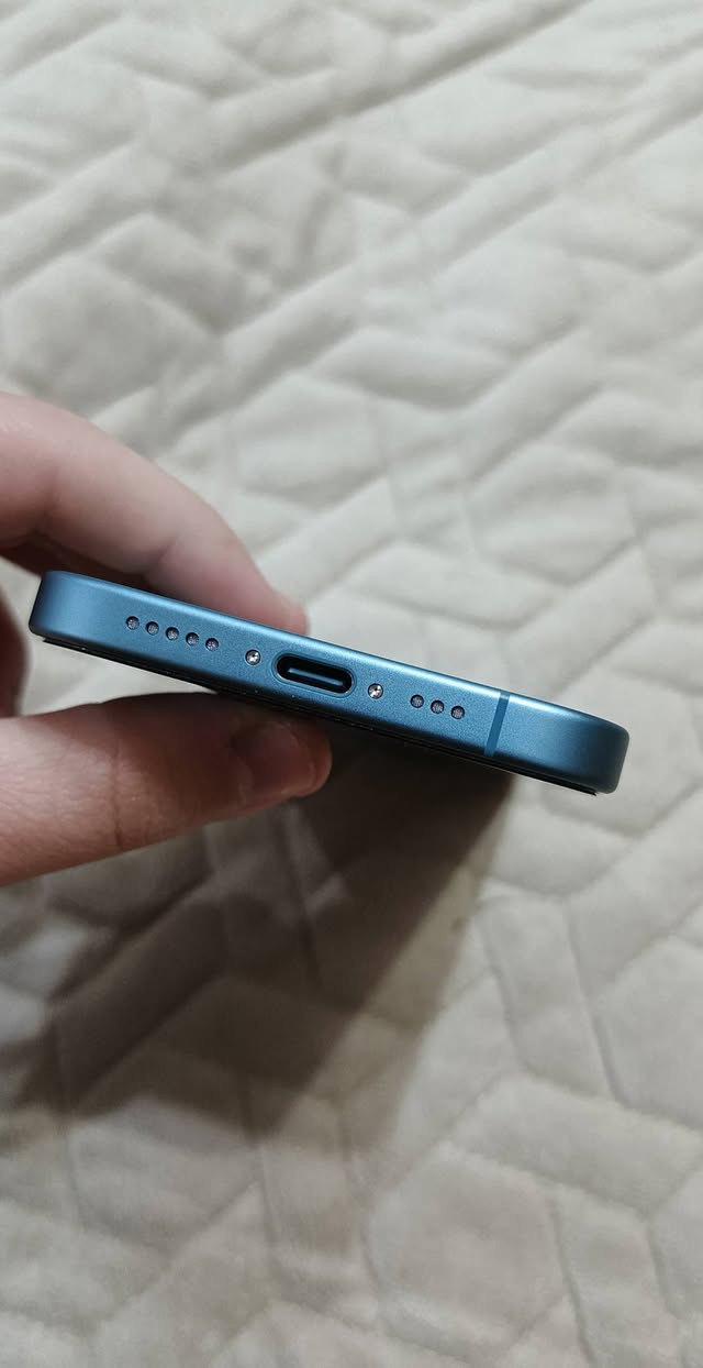 iPhone 16
للبيع استخدام قليل اخو جديد نظافة 100 بل 100 خدش مابي ابد استعمال شخصي الكفرات ويا وكيبل الاصلي معا 
سعر 930 الف وبي مجال سبب البيع محتاج فلوس تواصل خاص او الاتصال على ***********
نموذج M
 ذاكرة 128
بطارية 100 
عدد الدورات 19 
ضمان الشركة ووصل الشراء
