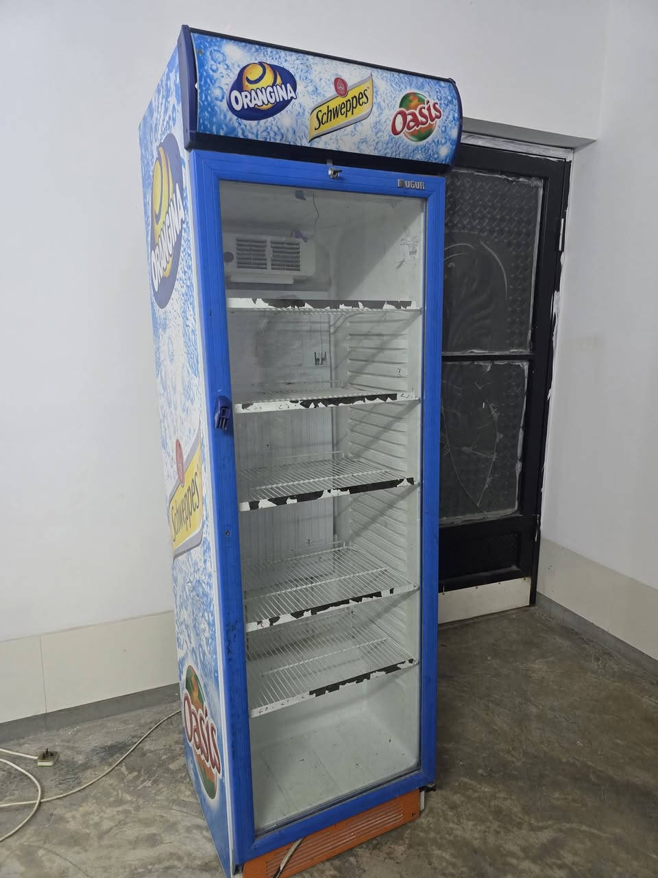 غراض محل لفات للبيع (عارضه +عجانه+ميز+شوايه كص+طباخ بركر ٣ عيون)السعر تواصل واتساب او فيس***********

