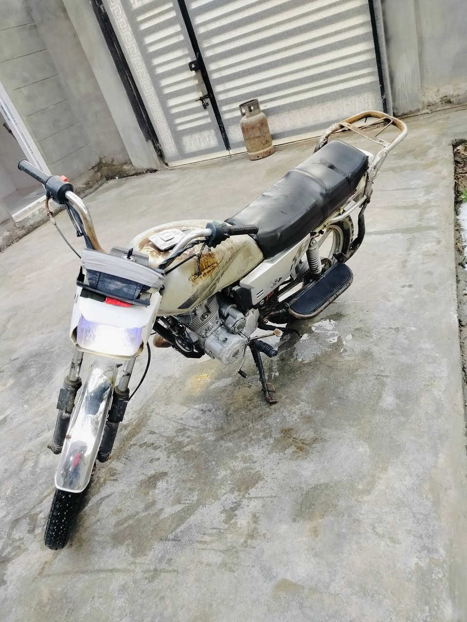 دراجه فيوم للبيع كلهه شغاله نضيفه السعر ١٥٠ المكان طويريج ***********
