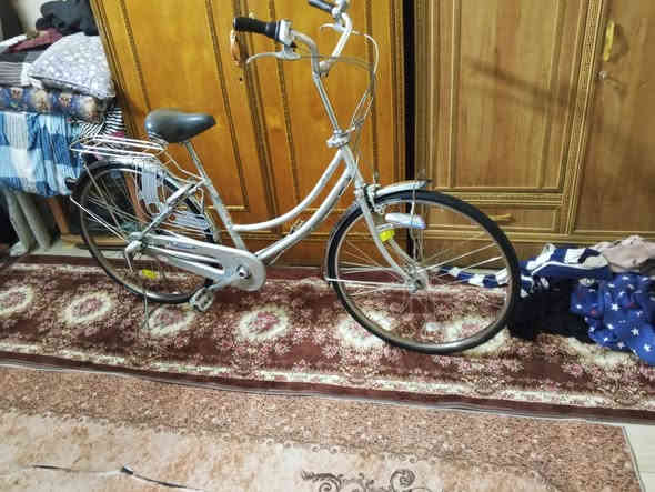 سلام وعليكم بايسكل بناتي للبيع كير وحساس مال حاويه كير داخلي 3 نمر وياله سل ستيل بي قفل خلفي وقفل امامي استيرن بايسكل حجم 26 كلشي شغال بي ربع متصرف عليه لون رصاصي السعر 135 وبي مجال للطيبين مكاني بغداد شهداء البياع الاتصال على الرقم *********** متواجد واتساب ومازنجر
