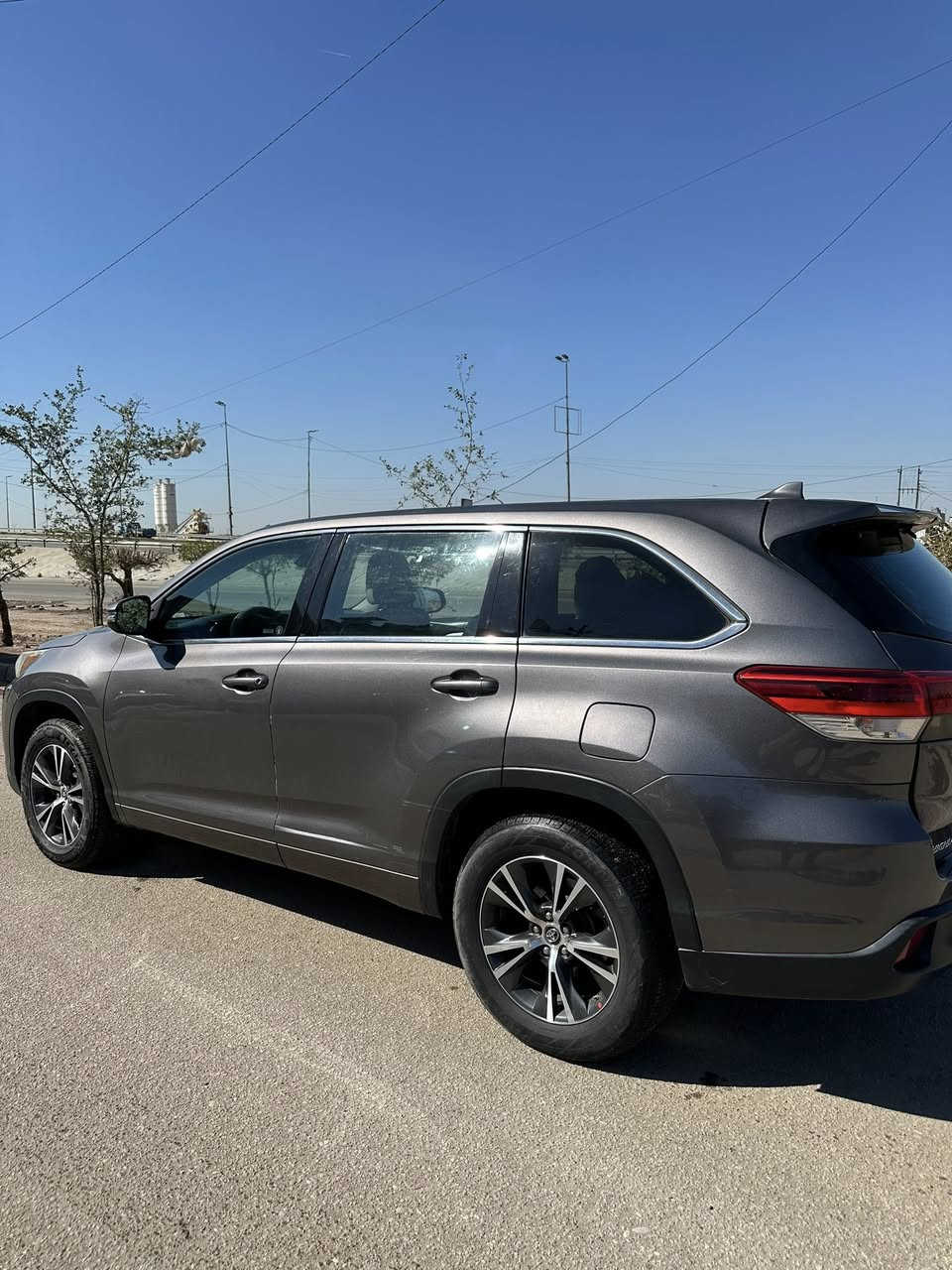 هايلاندر موديل 2017
6 سلندر  
وارد امريكي ضررها خلفي مرفوقه الصور 
السياره 7 راكب
صندوك كهرباء 
تبريد 3 قطع 
رادار ومثبت سرعه
تحديد مسار
كشن السايق كهرباء
شاشه وكامره    
السياره جاهزة من كل النواحي من كلشي 

السعر 230

العنوان بغداد 
*********** رقم الهاتف متوفر واتساب
