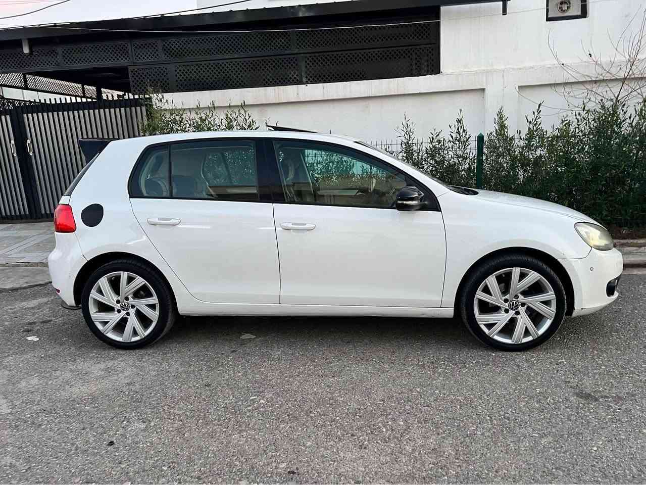 سلام علیک 
گۆلف ٢٠١١ مەکینە ١٦ بێ تۆربۆ مەرغووب،٧ گێڕ
خەلیجی ناو زەرد سفڕی هەولێرە دنیانەک مواسەفاتی جوانی هەیە سەیارەکی زۆر جوانو خاوێنە
٤ جام کارەبا بە سوچ دادەخرێ و دەکرێتەوە
بلاجکتۆر لەگەڵ سوکان
چەکمەجەی سەلاجەیە 
سوکان ڤۆلییۆم سەماعەکی زۆر خۆشی لەسەرە.
شاشە گەورە
سەقف شامۆ  
کەمالیاتی لۆ کرایە هەر چی دی لۆ بکەی زیادەیە 
بەناوکردن بە شەرت 
١ بست سبوغی هەیە لە چاملغی پشتەوەی سایەق و یەک دوو جێی زور بچوکی ساردە ١ دینار مەسرەفی ناوێ وە زۆر اقتسادە بەنزین زۆر کەم دەخوا
  داوای ٩٣ دەکەمو مەعمەلەکی کەمی تێدایە  *********** أربيل, العراق
