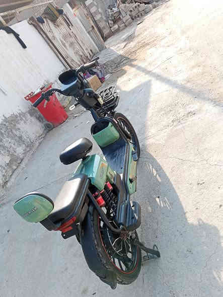 سلام عليكم دراجه شحن للبيع الدراجه5بطاريات فول مواصفات دبلات امامبه وخلفيه تشغيل عن بعد اشارت اماميه وخلفيه ودراجه نظيفه السعر 350 موديل 2024حجم 20رقم{***********}
