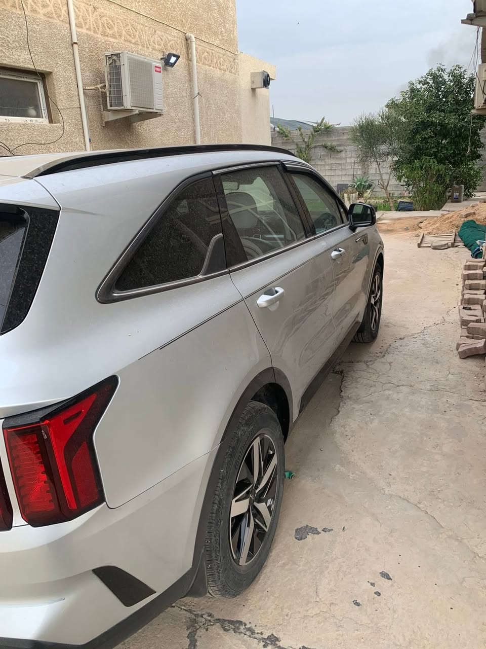 السلام عليكم
سورنتو 2023

2500 توربو اربعة سلندر

٧ اراكب

رقم بغداد

لون سلفر 

ماشية21600 (ميل )

حادث السيارة  خلفي 
كما موضح بالصور 
مواصفات السيارة؛

داخل اوفايت

قطعتين تبريد 

صندوك كهرباء 

جام اوتو ٤ جامات 

مداخل شحن يو اس بي بالكشنات و الكشنات الخلفية و يم الكير 

كشنات تدفئة 

حساسات امامي خلفي

كامرة خلفية 

رادار امامي خلفي 

نقطة عمياء جانبية 

توقف ذاتي للطوارء 

اوتو هولد 

تثبيت مسار + تحديد مسار 

هزاز بريك ستيرن كشن للرادار 

شاشة عطلات 

شاشة جبيرة 

تحكمات ستيرن كاملة 

رادار مثبت سرعة 

اوتو كار بلي 

ابل كار بلي 

وبعد هواي مواصفات خير بيها 

سعر السيارة260 وبيها مجال 

المكان : التاجيات قرب معمل الغاز 

***********
