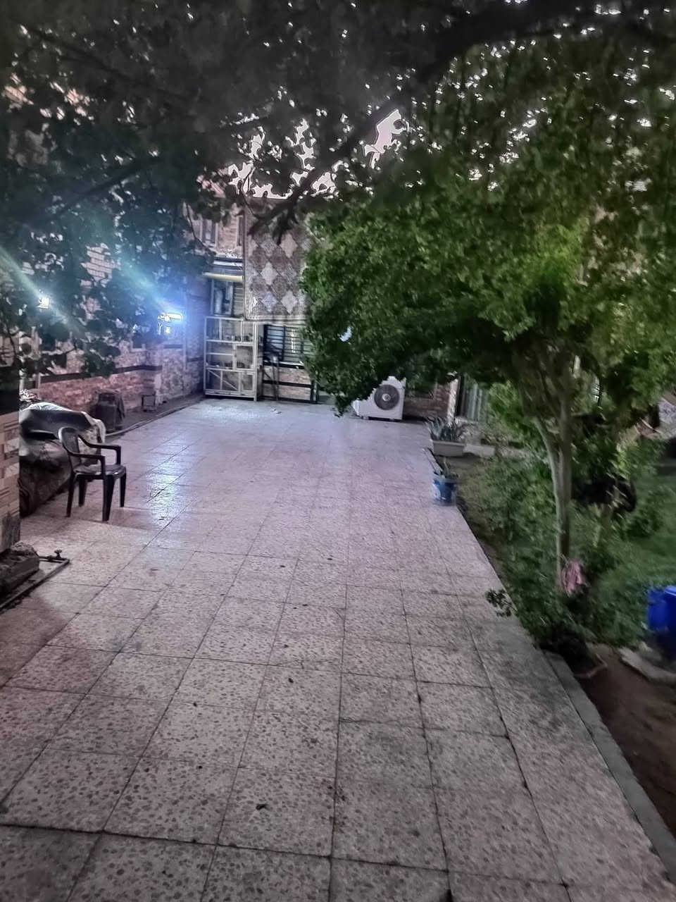 سلام عليكم المساحه ٥٠٠ متر طابو زراعي سند ٢٥ 
ملاحضه مساحته البناء(٣٥٠) متر ولباقي كراج وحديقه ١٥٠ متر البيت واجهه ١٢ ونص نزال ٤١ رقم الهاتف *********** رصيد وبي وتساب 
البيت يحتوي على استقبال و ٦ غرف نوم و٣ صالات مطابخ عدد ٢ حمامات عدد ٦ وكراج جبير وحديقه وصطح عدد2 المكان حي سفير ثاني فرع قرب كراج شماعيه
