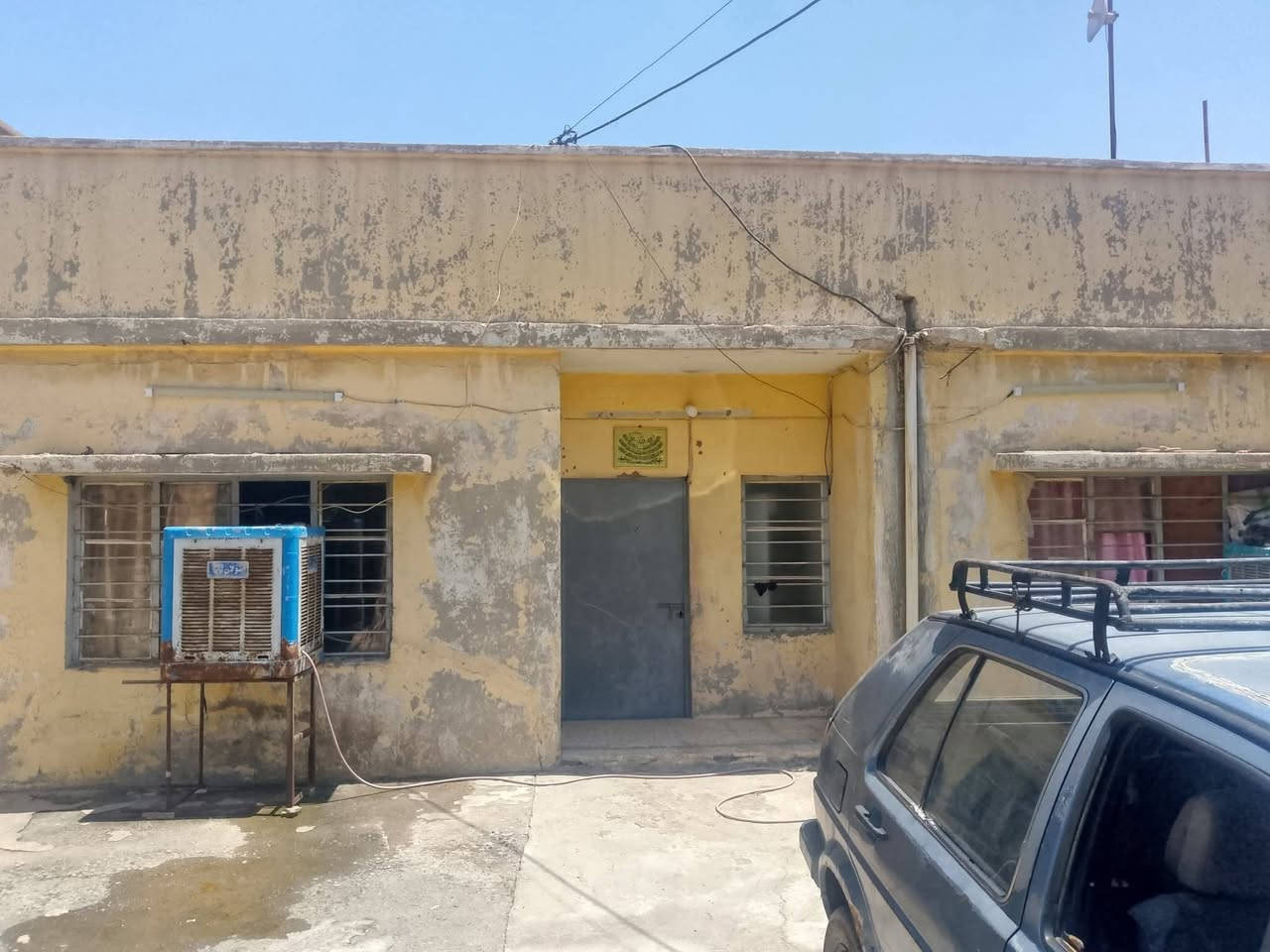 الدار للبيع مستعجل
عنوان/حي تاميم 
مساحه ٢٠٠  يحتوى على غرفتين + هول + مشتملات داخلي  + كراج واسع  

*********** اتصال او واتساب
