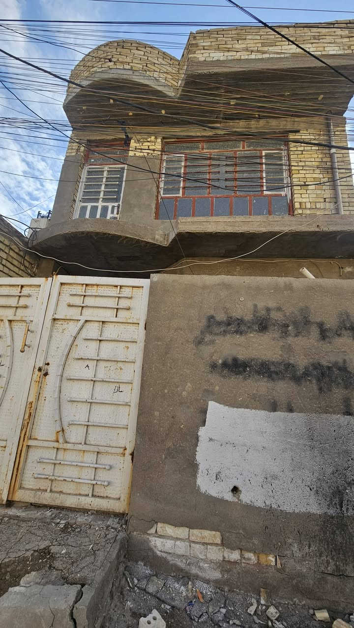 السلام عليكم  للبيع مساحه ٨٤ متر السعر ٦٨ وبيه مجال بسيط المكان مقابيل سده الجنابات بعد الملعب بثلاث أفرع  
رقم التلفون ***********
