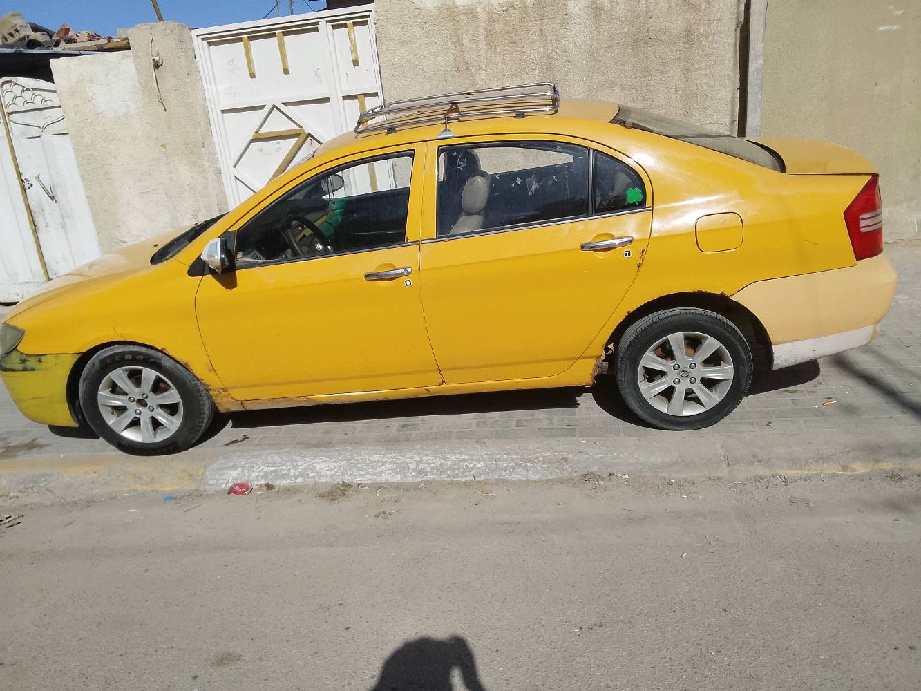 مباع ليفان 620 موديل قديم لون أصفر. السيارة بحالة جيدة من الخارج وبعض الخدوش موجودة. مقاعد مريحة وسعة داخلية جيدة. ممتازة للاستخدام اليومي والتنقل داخل المدينة. فرصة رائعة للي يدور على سيارة اقتصادية.
