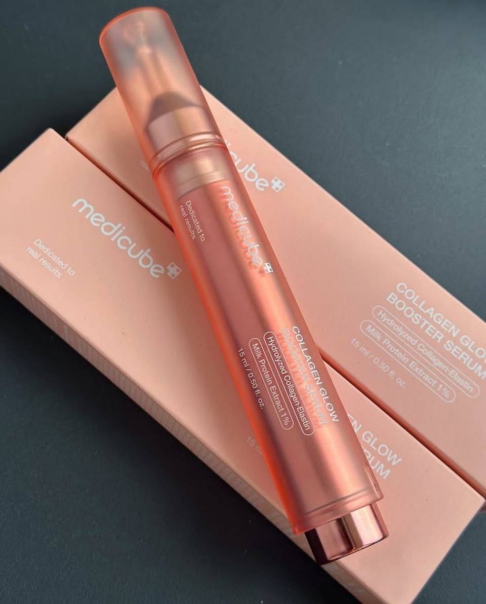✨سيروم كولاجين جلو بوستر من ميديكيوب (Medicube Collagen Glow Booster Serum) للعناية بالبشرة يهدف إلى تحسين مرونة البشرة وإشراقها وترطيبها العميق. 

✅الميزات والفوائد الأساسية
✔️ يحتوي السيروم على الكولاجين المتحلل والإيلاستين المتحلل التي تخترق الجلد بعمق للمساعدة في تحسين تماسك البشرة وتقليل ظهور الخطوط الدقيقة والتجاعيد.
✔️ تساعد مكونات مثل النياسيناميد (فيتامين B3) ومستخلص بروتين الحليب على توحيد لون البشرة، وتقليل البقع الداكنة، ومنح البشرة توهجًا صحيًا ومشرقًا.
✔️ يوفر السيروم ترطيبًا فائقًا ويقوي حاجز الرطوبة في البشرة بفضل مكونات مثل السيراميد NP وحمض الهيالورونيك (المتحلل والشكلي).
✔️ يعمل مستخلص بروتين الحليب على تقشير خلايا الجلد الميتة بلطف، مما يساهم في ملمس بشرة أنعم.
✔️ تحتوي التركيبة أيضًا على PDRN (مستخلص الحمض النووي للسلمون) الذي يساعد في تجديد الخلايا، بالإضافة إلى الببتيدات والأدينوزين لفوائد مكافحة الشيخوخة.
✔️ يتميز المنتج بآلية ضغط ولف محكمة الإغلاق تضمن توزيع الكمية المثالية من السيروم وتحافظ على نضارة وفعالية المكونات. 
#الاصلي المنشأ كوريا 🇰🇷💯

🚘يوجد خدمة توصيل لجميع محافظات العراق t.me/dhahdvxvللحجز والاستفسار راسلو على الواتساب *********** او على الماسنجر
