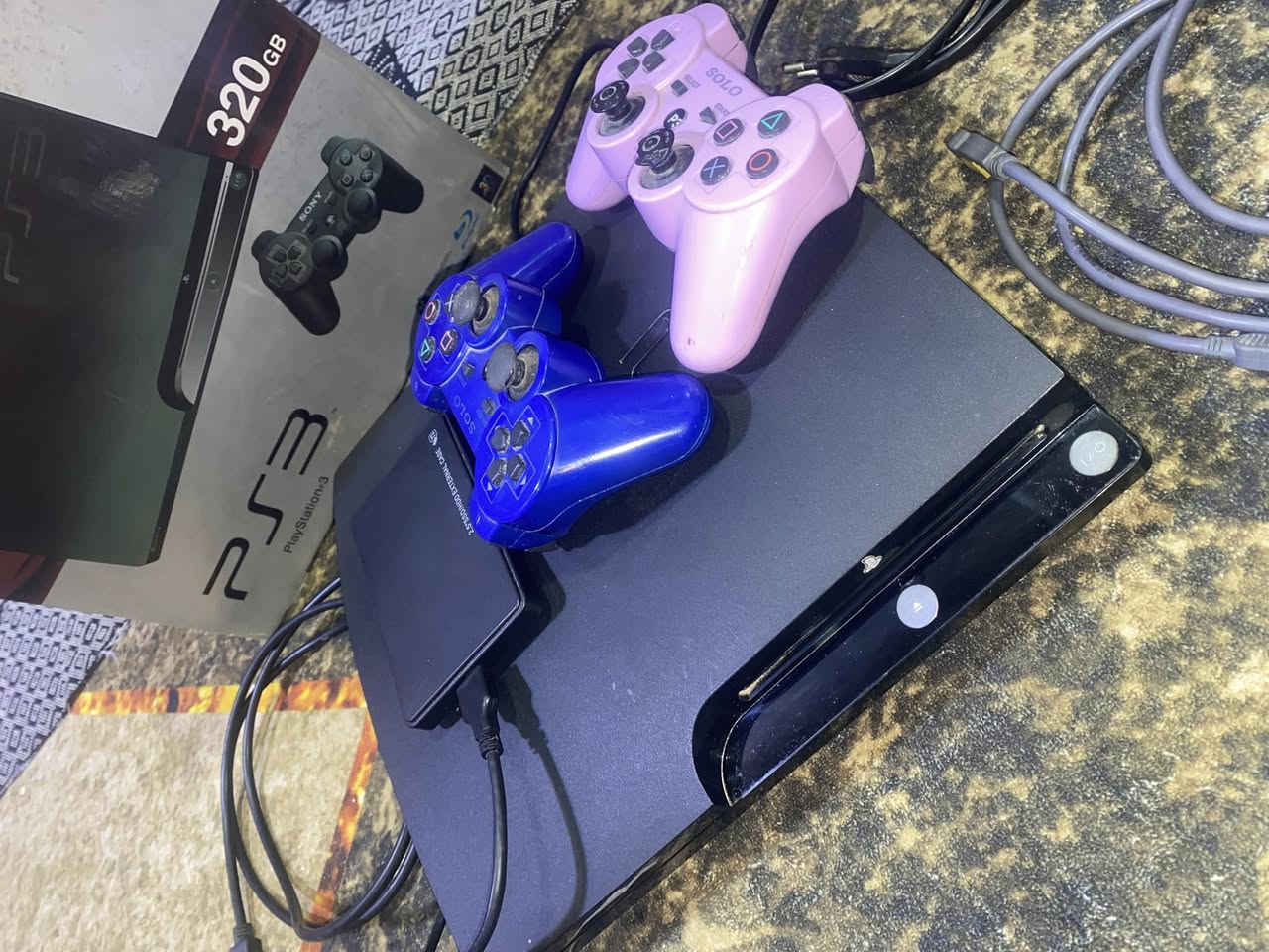 يالله سلام عليكم بلي ستيشن 3 الاصلي نضيف وجديد وغراضه كله كامله معه يداد ثنين معه هارد بلي يجن بيه 50 لعبه الابلي جديد ونضيف وما داخل تصليح ابد الله شاهد شرط تجي تفحص اذا مفتوح لو داخل تصليح تعوفه السعر 170 / العنوان البصرة الزبير / الاتصال (***********)
