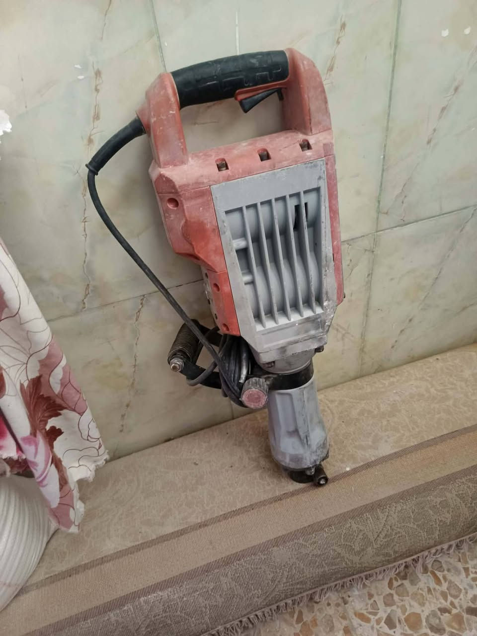 سلام عليكم همر للبيع نضيف تفحصه لمن تأخذه مكان حي الغري الشراي بالخدمه ***********
