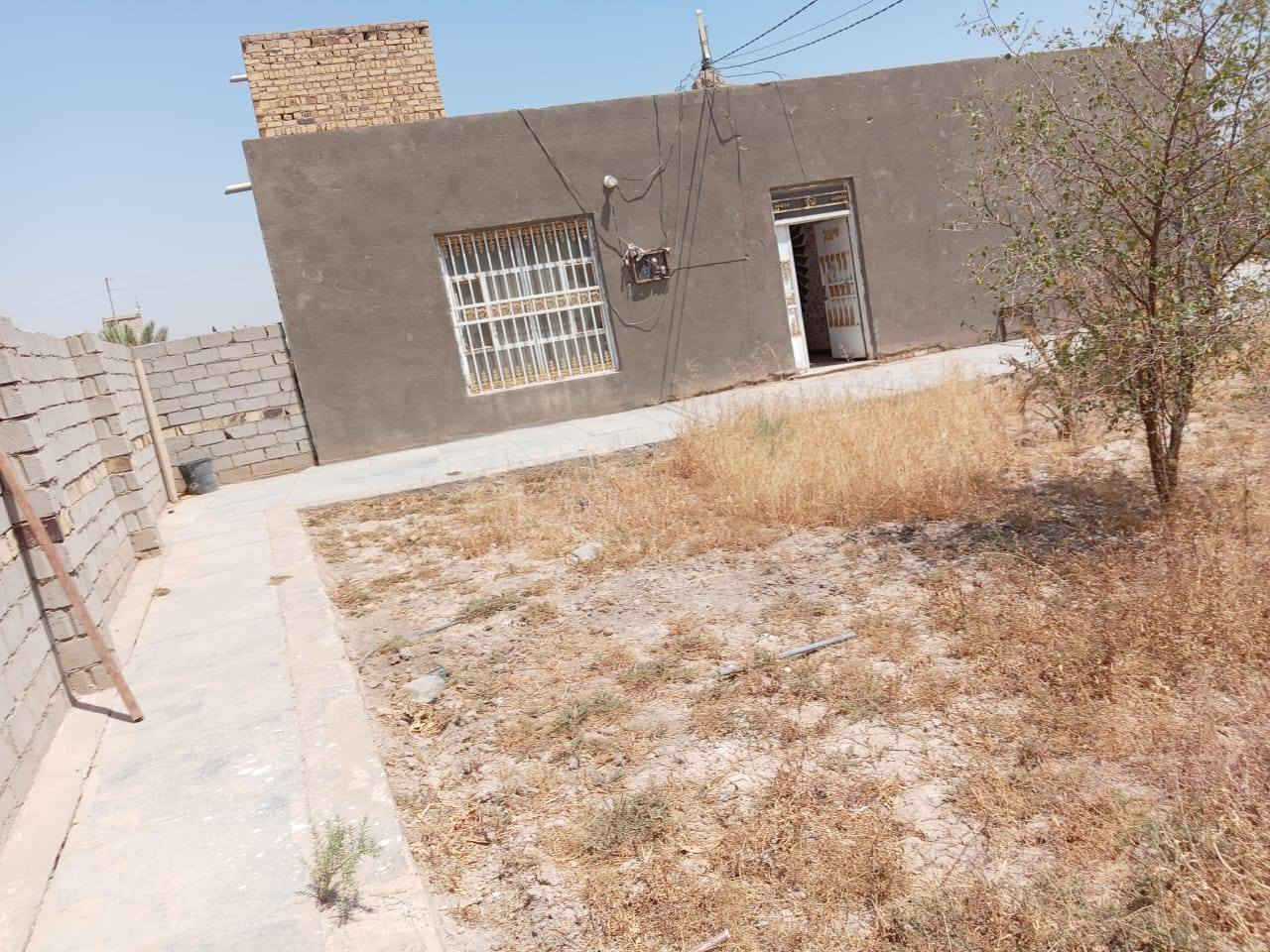 بيت للبيع  بحي منصور مساحة 600متر 3غرف ومطبخ وصاله +حمامات داخلية وخارجية قرب علوة السيد  للستفسار اتصل عل رقم الموجود ***********
