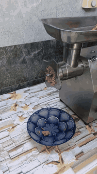 للبيع مثرامة لحم صناعية مو سوگية
ستل ستيل
وزنها ثقيل
وياها سكين عدد ٢
مصافي عدد ٣مختلف الأحجام 
للاستفسار
***********
