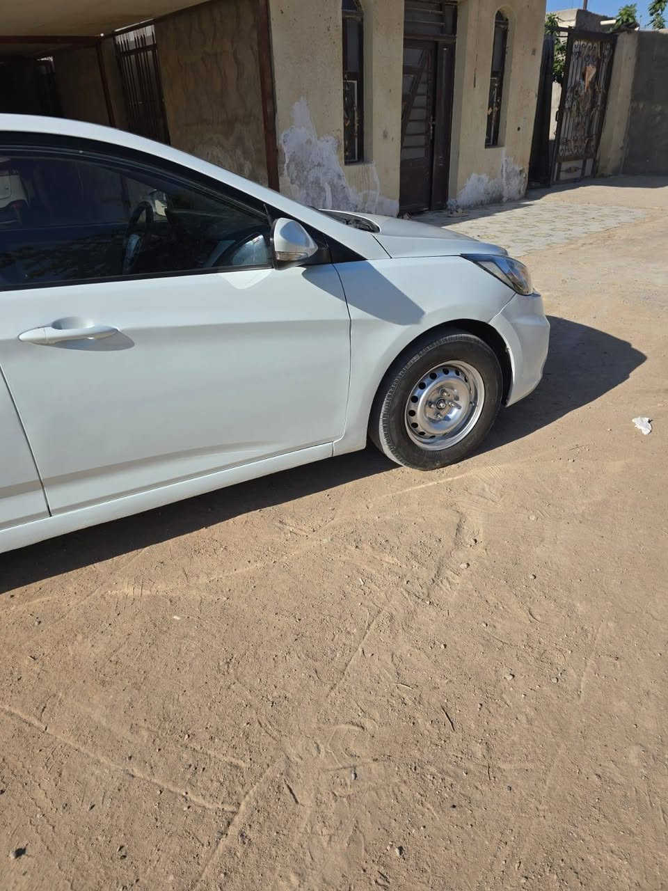 السلام عليكم اكسنت موديل 2013فول ماعده الفتحه مكينه 1600وكير وحداديه ع شرط بسمي مداور ثاني يوم 
سياره مصبوغه حزام بدون ضربه قويه مكان نجف شارع المطار ***********
***********
السعر 77وبيه مجال
