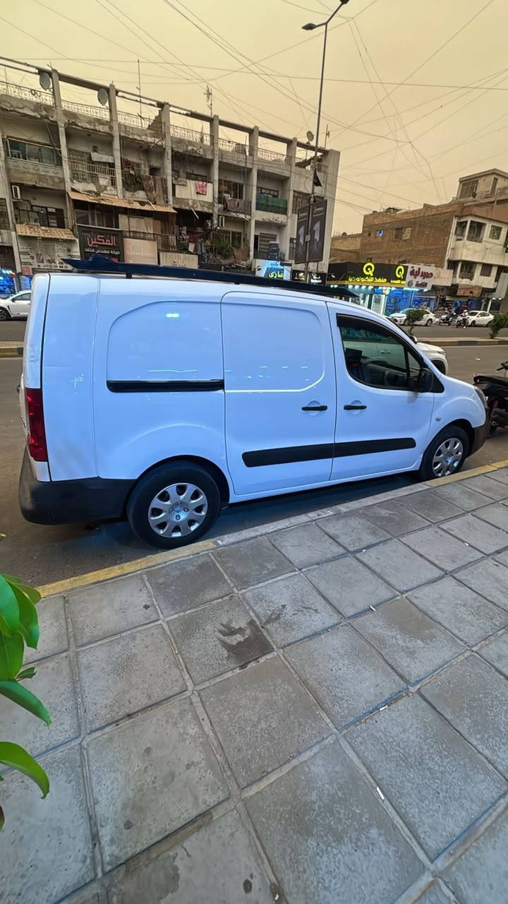السلام و عليكم
للبيع بيجو بارتنر 
خليجي كفاله عامه
مبدل بيها كير و مكينه مـטּ الشركة
بدون صبغ ولا اي شي
رايدها ب10،000$ و بيها مجال بسيط
***********
مكاني بغداد شارع الصناعة
