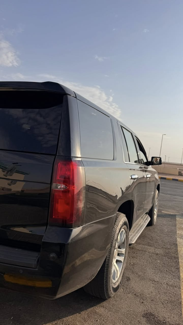 السلام عليكم تاهو 2020 داخله بكتاب ضباط حالياً بأسمي ثاني يوم تحويل بأسم المشتري مواصفاتها بوليسي دواخل اسود جلد شاشه قاصه مكينه 5300 ماشيه 224 الف كيلو السياره كلين تايتل عدا اربع بيبان رش بدون دواخل السياره جديده بمعنى الكلمه صور الحادث مرفقه بالمنشور جاهزه ع اخر حبايه مكان السياره السماوه السعر ب335 بيها مجال للتواصل ع الرقم ***********
