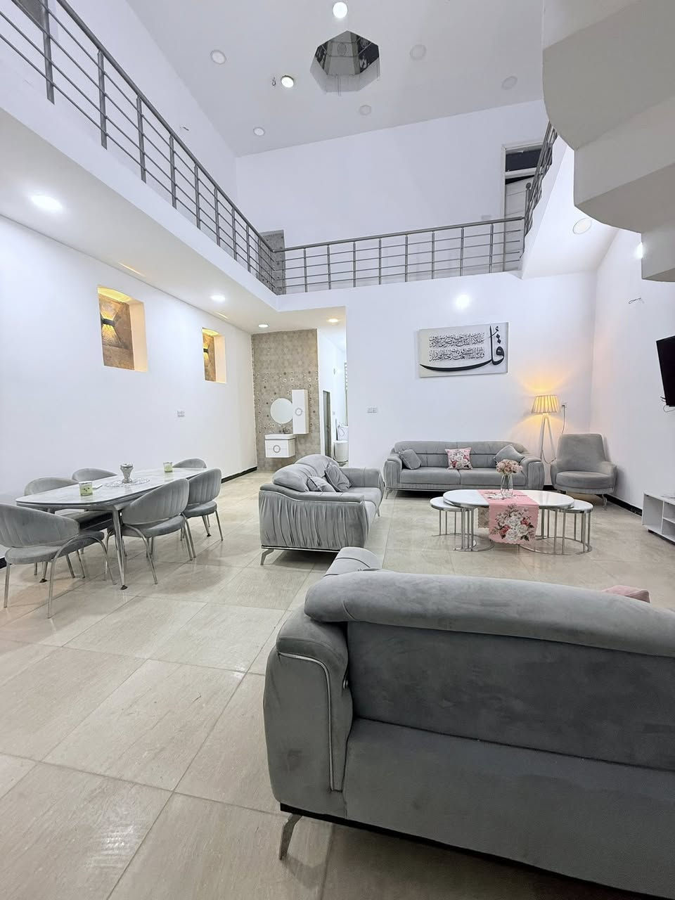 للبيع: بيت في منطقة الموظفين -
المساحة: 175 متر مربع
بناء 2020
مواصفات الطابق الأول:
- استقبال
- مطبخ
- صالة مفتوحة كبيره
- غرفة نوم
- حمام داخلي
- حمام خارجي
-طرمة وحديقة صغيرة 

مواصفات الطابق الثاني:
- غرفتين نوم
- غرفة سويت
للاستفسار واتساب ***********
